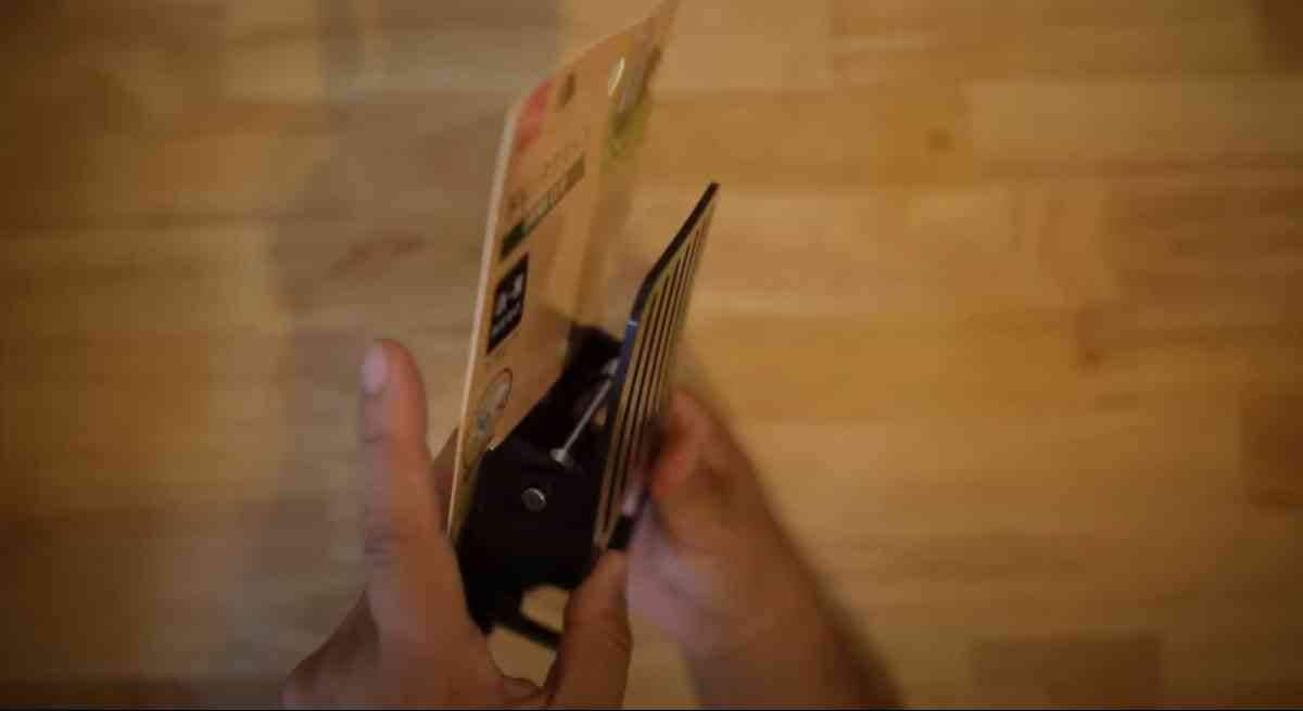 横から見たセブンイレブンで購入したダイソーの「ドリンククリップ」